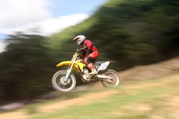 Motocross Fahrer Springt — Stockfoto