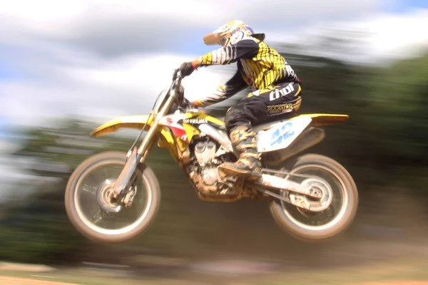 Motocross Fahrer Springt — Stockfoto