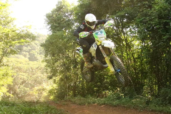 Cavalier Cycliste Enduro Dans Forêt — Photo