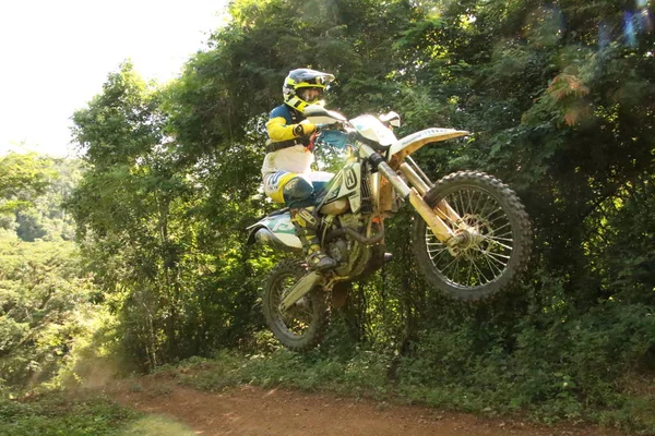 Cavalier Cycliste Enduro Dans Forêt — Photo