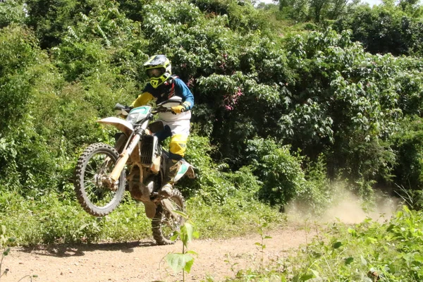 Enduro Kerékpáros Erdőben — Stock Fotó