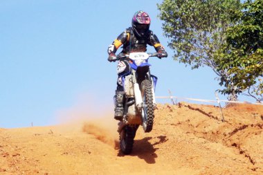 Çapraz testte Enduro sürücüsü