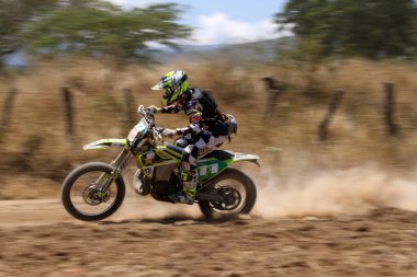 Dayanıklılık testinde Enduro sürücüsü