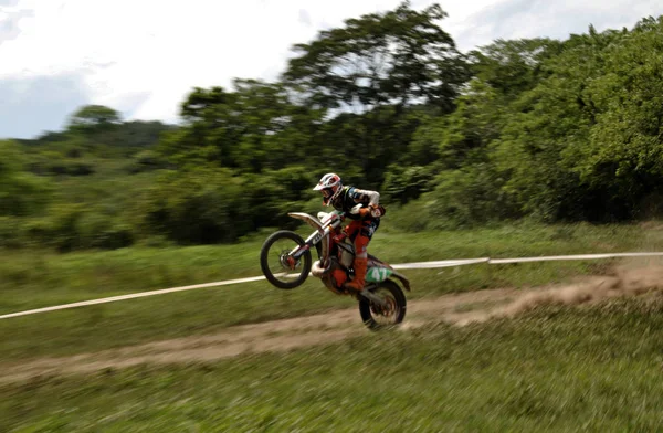 Enduro Kerékpáros Erdőben — Stock Fotó