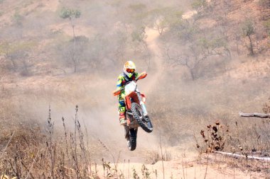 Dayanıklılık testinde Enduro sürücüsü