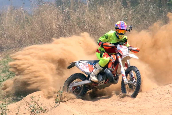 Enduro Motoros Keresztpróbánál — Stock Fotó