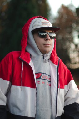 Kışlık elbiseli genç adam.