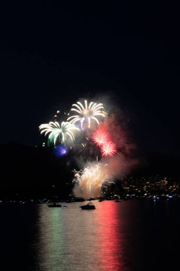 Geceleri havai fişekler ve deniz