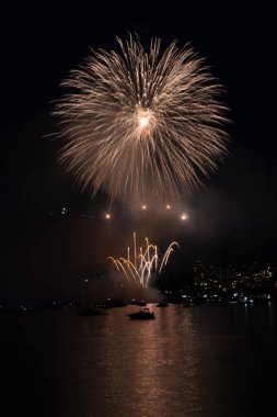 Geceleri havai fişekler ve deniz