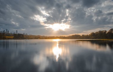 Gölün ve ormanın üzerinde gün batımı