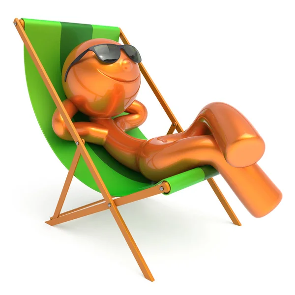 Homem descansando praia deck cadeira óculos de sol sorrindo turista relaxar — Fotografia de Stock