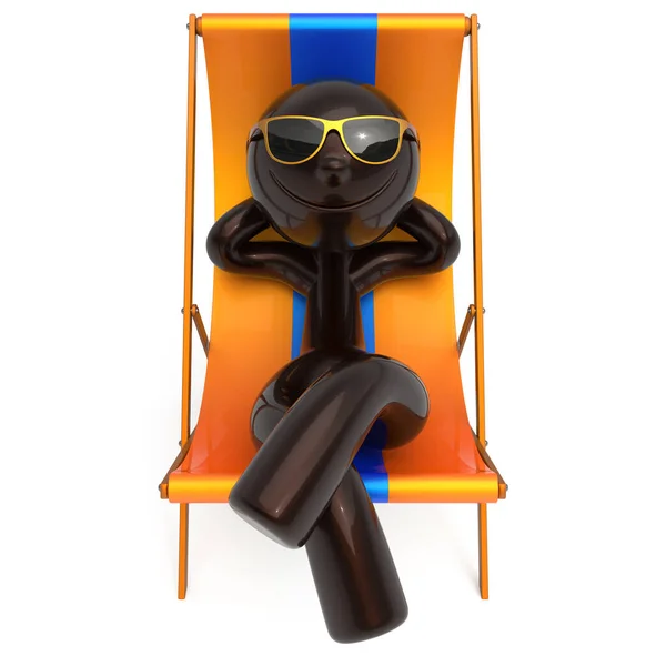 Gülümseyen adam plaj şezlong sunglass yaz turistik dinlenme — Stok fotoğraf