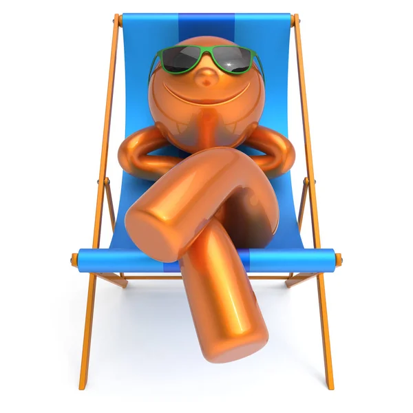 ビーチのデッキの椅子男笑顔の安静時夏の休暇人 — ストック写真