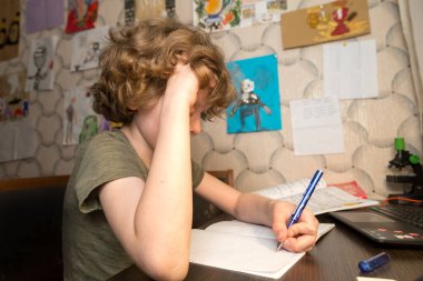 Uzaktan öğrenme çevrimiçi eğitim. Evden öğrenme.