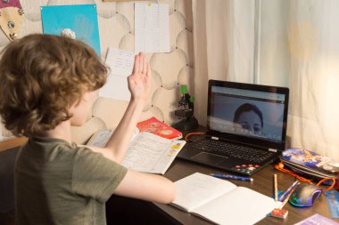 Uzaktan öğrenme çevrimiçi eğitim. Evden öğrenme.