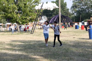 Tiflis Açık Hava 2019. Bir müzik festivalinde seyirciler ellerini kaldırdı ve sahnenin üstünden ışıklar süzülüyor. Yumuşak odak, yüksek ISO, taneli görüntü.