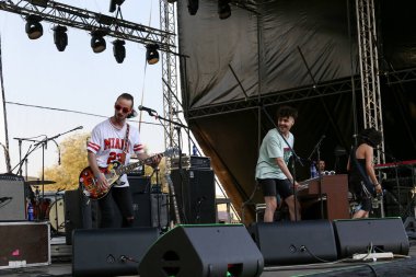 Tiflis Açık Hava 2019. Bir müzik festivalinde seyirciler ellerini kaldırdı ve sahnenin üstünden ışıklar süzülüyor. Yumuşak odak, yüksek ISO, taneli görüntü.