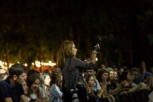 Tbilisi Open Air2019 Publikum Rukama Zdviženýma Hudebním Festivalu Světly Proudícími — Stock fotografie