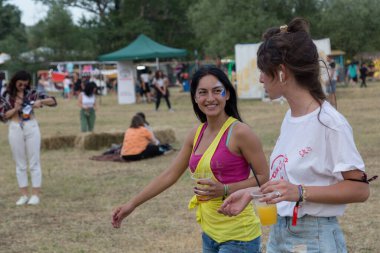 Tiflis Açık Hava 2019. Bir müzik festivalinde seyirciler ellerini kaldırdı ve sahnenin üstünden ışıklar süzülüyor. Yumuşak odak, yüksek ISO, taneli görüntü.