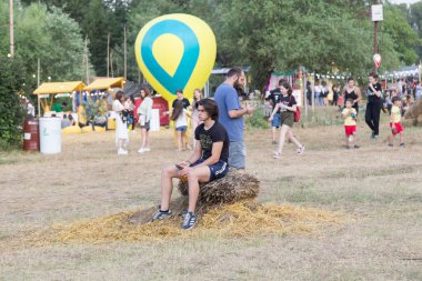 Tiflis Açık Hava 2019. Bir müzik festivalinde seyirciler ellerini kaldırdı ve sahnenin üstünden ışıklar süzülüyor. Yumuşak odak, yüksek ISO, taneli görüntü.