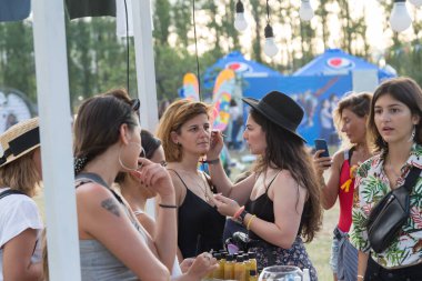 Tiflis Açık Hava 2019. Bir müzik festivalinde seyirciler ellerini kaldırdı ve sahnenin üstünden ışıklar süzülüyor. Yumuşak odak, yüksek ISO, taneli görüntü.