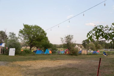 Tiflis Açık Hava 2019. Bir müzik festivalinde seyirciler ellerini kaldırdı ve sahnenin üstünden ışıklar süzülüyor. Yumuşak odak, yüksek ISO, taneli görüntü.