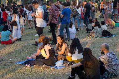 Tiflis Açık Hava 2019. Bir müzik festivalinde seyirciler ellerini kaldırdı ve sahnenin üstünden ışıklar süzülüyor. Yumuşak odak, yüksek ISO, taneli görüntü.