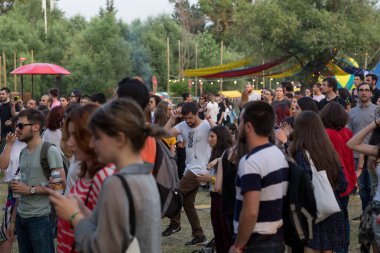 Tiflis Açık Hava 2019. Bir müzik festivalinde seyirciler ellerini kaldırdı ve sahnenin üstünden ışıklar süzülüyor. Yumuşak odak, yüksek ISO, taneli görüntü.
