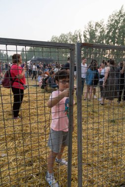 Tiflis Açık Hava 2019. Bir müzik festivalinde seyirciler ellerini kaldırdı ve sahnenin üstünden ışıklar süzülüyor. Yumuşak odak, yüksek ISO, taneli görüntü.