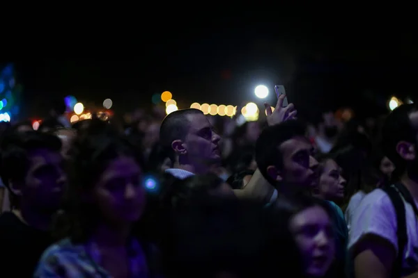 Publiek Met Handen Ter Sprake Gebracht Tijdens Een Muziekfestival Lichten — Stockfoto