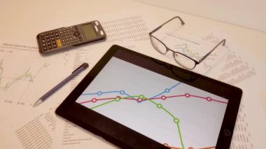 Businessperson masaüstü görselleştirme istatistikleri yeni teknolojiler, tablet tableti, gözlük, kalem ve hesap makinesi ve çok sayıda veri grafiği ile.