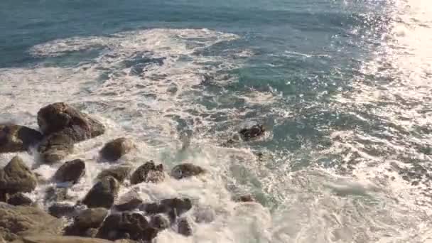 Mediterrane Kust Landschap Met Golven Die Rotsen Van Grote Kliffen — Stockvideo