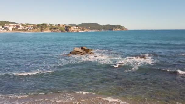 大きな崖の岩を打つ波と地中海沿岸の風景 — ストック動画