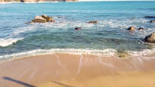 Akdeniz Sahili Manzarası Dalgalar Büyük Kayalıklara Çarpıyor — Stok video