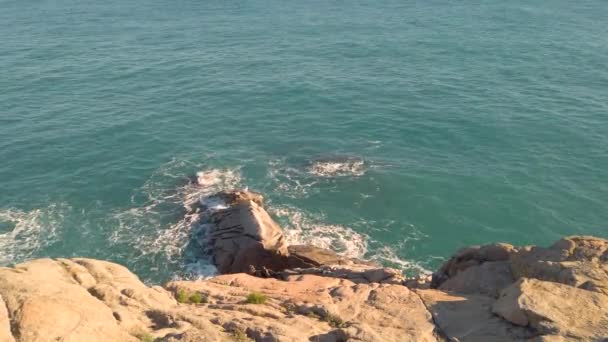 Mediterrane Kust Landschap Met Golven Die Rotsen Van Grote Kliffen — Stockvideo