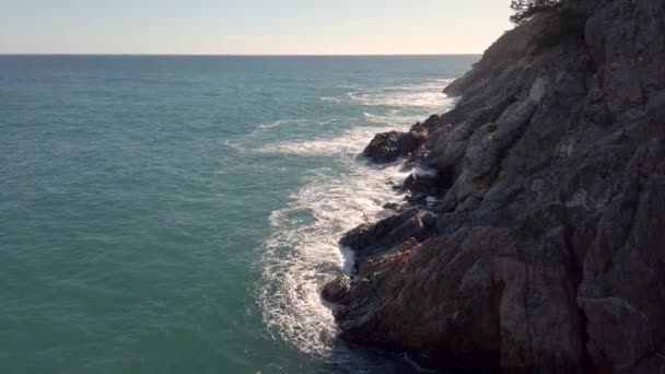 Paisagem Costeira Mediterrânea Com Ondas Atingindo Rochas Das Grandes Falésias — Vídeo de Stock