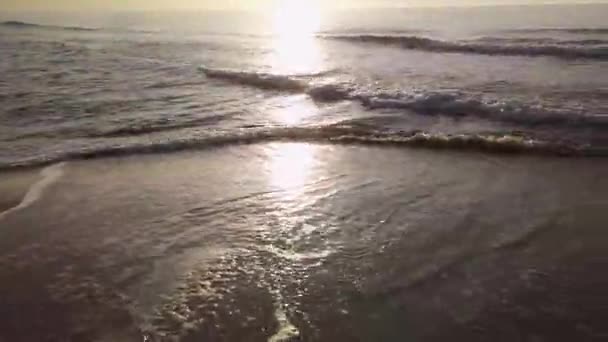 Пляж Общего Панорамный Снимок Восхода Солнца Огни Ударяя Утренние Волны — стоковое видео