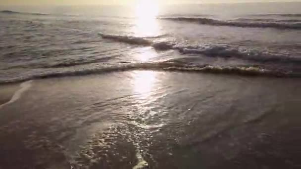 Playa General Panned Disparo Las Luces Del Amanecer Golpeando Las — Vídeo de stock