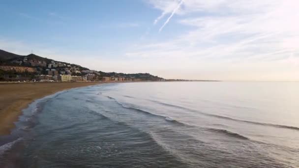 Praia Geral Panned Tiro Nascer Sol Luzes Atingindo Ondas Manhã — Vídeo de Stock