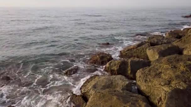 Пляж Загальний Панорамний Знімок Сонячних Променів Вражають Ранкові Хвилі Пісок — стокове відео