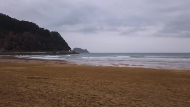 扎鲁兹海滨的全景 波涛汹涌 冲浪者 多云的天空 — 图库视频影像