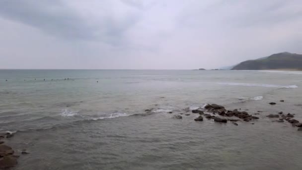 扎鲁兹海滩的海岸全景 海浪在那里冲破并冲击着礁石 而有好几位冲浪者 — 图库视频影像