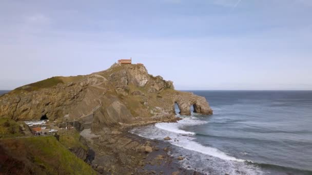 San Juan Gaztelugatxe Nin Sahili Dalgalı Denizler Büyük Uçurumlar Manzaranın — Stok video