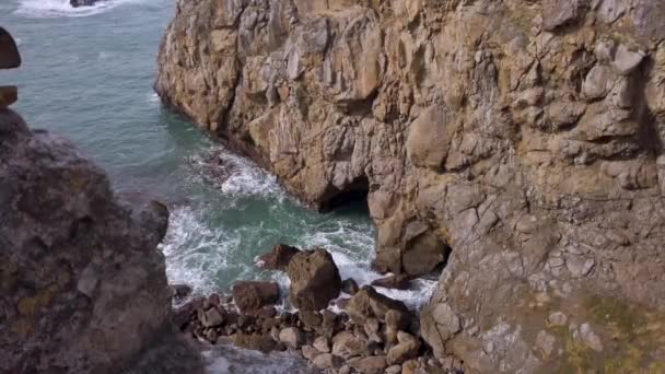 San Juan Gaztelugatxe Nin Sahili Dalgalı Denizler Büyük Uçurumlar Manzaranın — Stok video