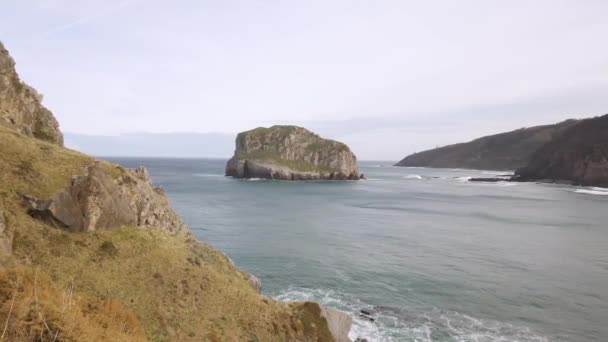 Foto Generale Isola Costiera Con Enormi Scogliere Vegetazione Verde — Video Stock