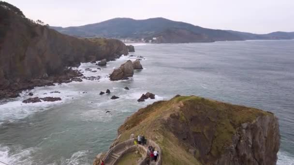 San Juan Gaztelugatxe海岸拍摄 周围是汹涌的大海和巨大的悬崖峭壁 — 图库视频影像