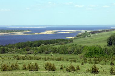 Bahar çiçekli elma ağaçlarının Nehri kıyısında