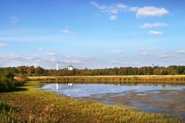 Mahalle Elabuga çayır, orman, göl ve tapınak kubbeler erken sonbahar mavi gökyüzünde karşı