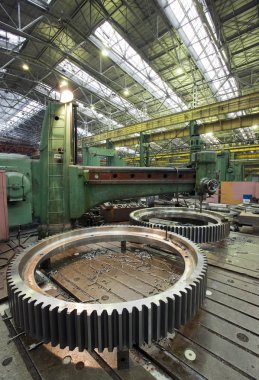 Büyük süper arabalar için yedek parça üretimi için fabrika