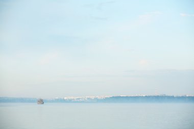 güzel yaz manzarası güzel gün batımı nehir üzerinde, güzel bulutlar ve ağaçlar kıyıda.